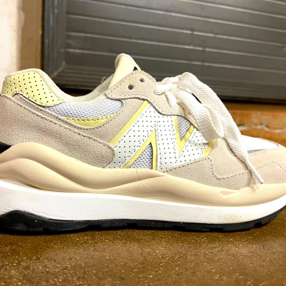 Womens 57/40 new balances size 7.5